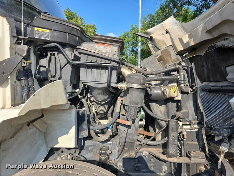 image for item DR3983 2014 International DuraStar 4400 truck cab and chassis