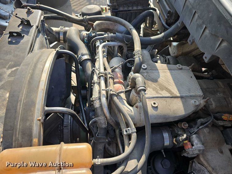 image for item DR3983 2014 International DuraStar 4400 truck cab and chassis