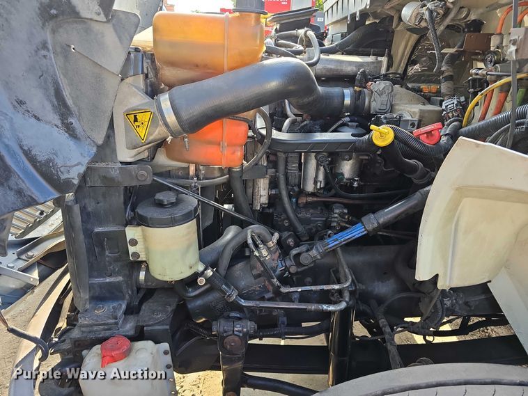 image for item DR3983 2014 International DuraStar 4400 truck cab and chassis