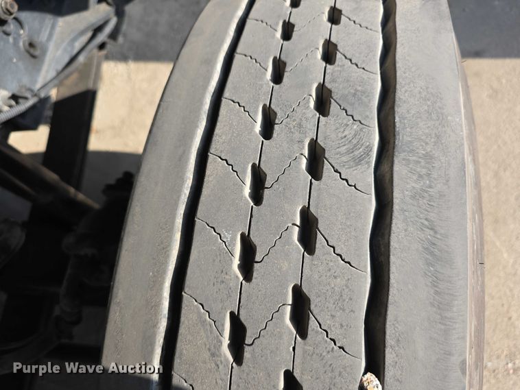 image for item DR3983 2014 International DuraStar 4400 truck cab and chassis