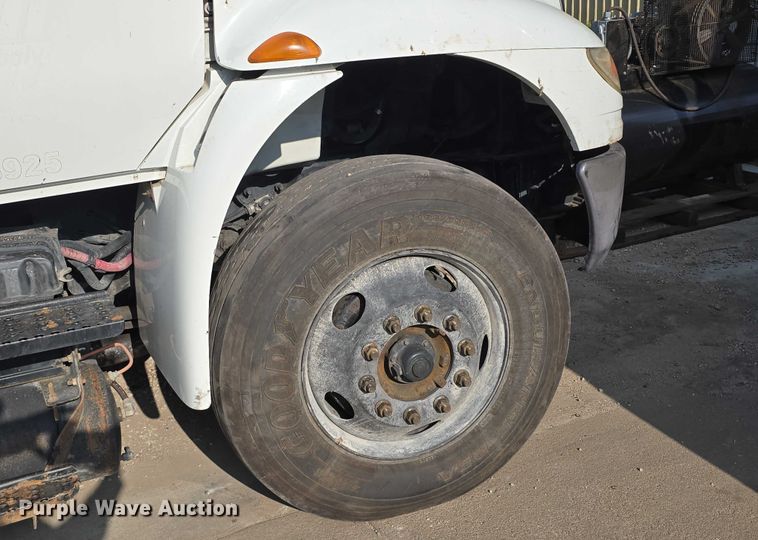 image for item DR3983 2014 International DuraStar 4400 truck cab and chassis