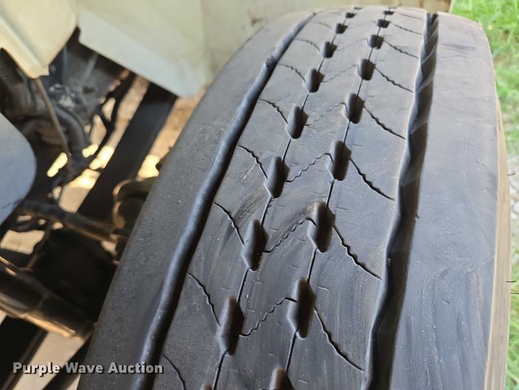 image for item DR3983 2014 International DuraStar 4400 truck cab and chassis