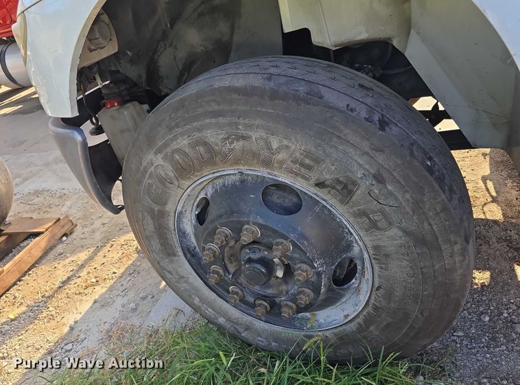 image for item DR3983 2014 International DuraStar 4400 truck cab and chassis