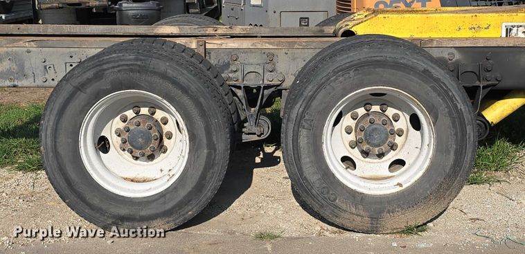 image for item DR3983 2014 International DuraStar 4400 truck cab and chassis