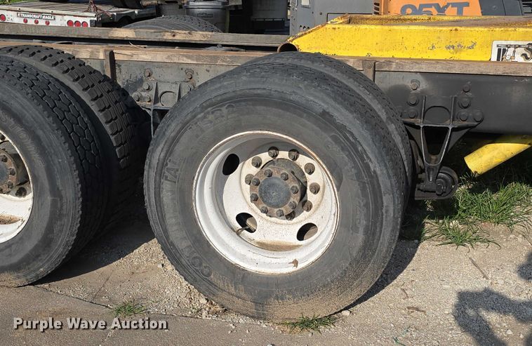 image for item DR3983 2014 International DuraStar 4400 truck cab and chassis