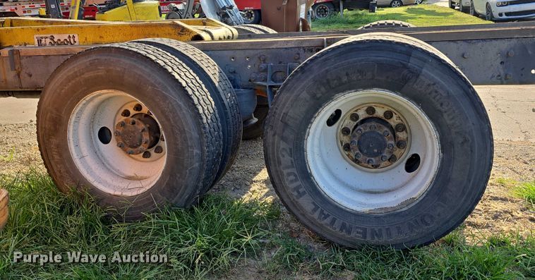 image for item DR3983 2014 International DuraStar 4400 truck cab and chassis