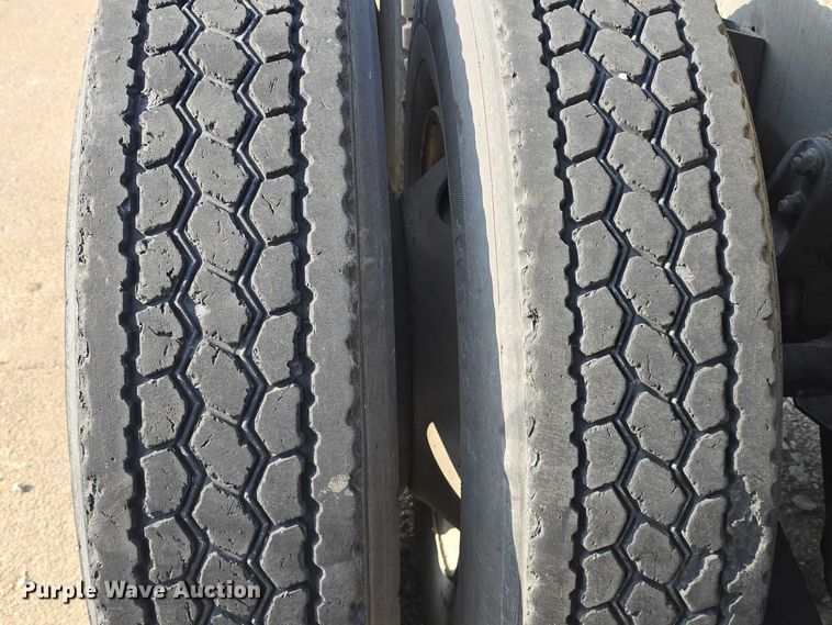 image for item DR3983 2014 International DuraStar 4400 truck cab and chassis