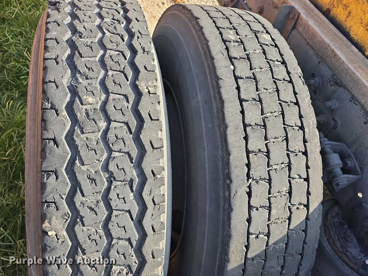 image for item DR3983 2014 International DuraStar 4400 truck cab and chassis