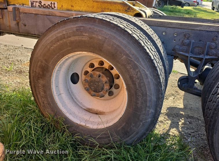 image for item DR3983 2014 International DuraStar 4400 truck cab and chassis