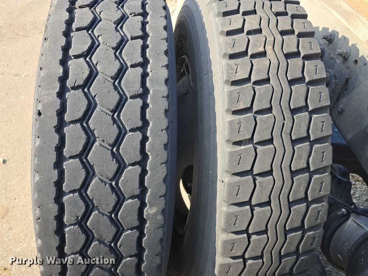 image for item DR3983 2014 International DuraStar 4400 truck cab and chassis