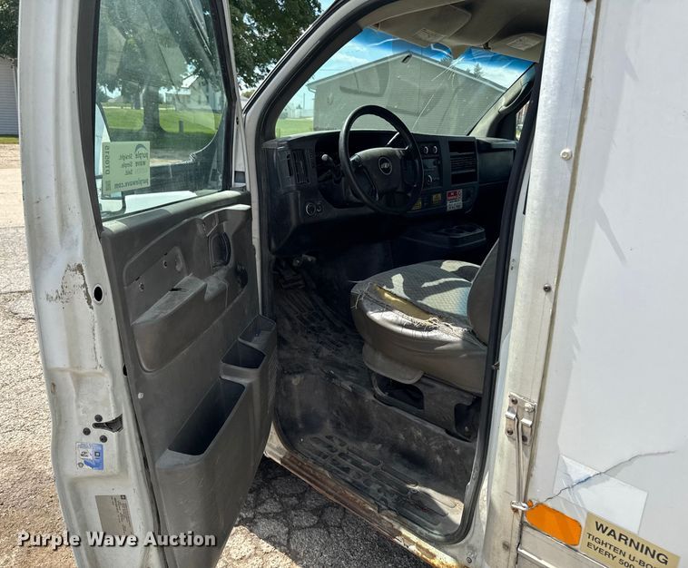 image for item DT0515 2009 Chevrolet Express delivery truck