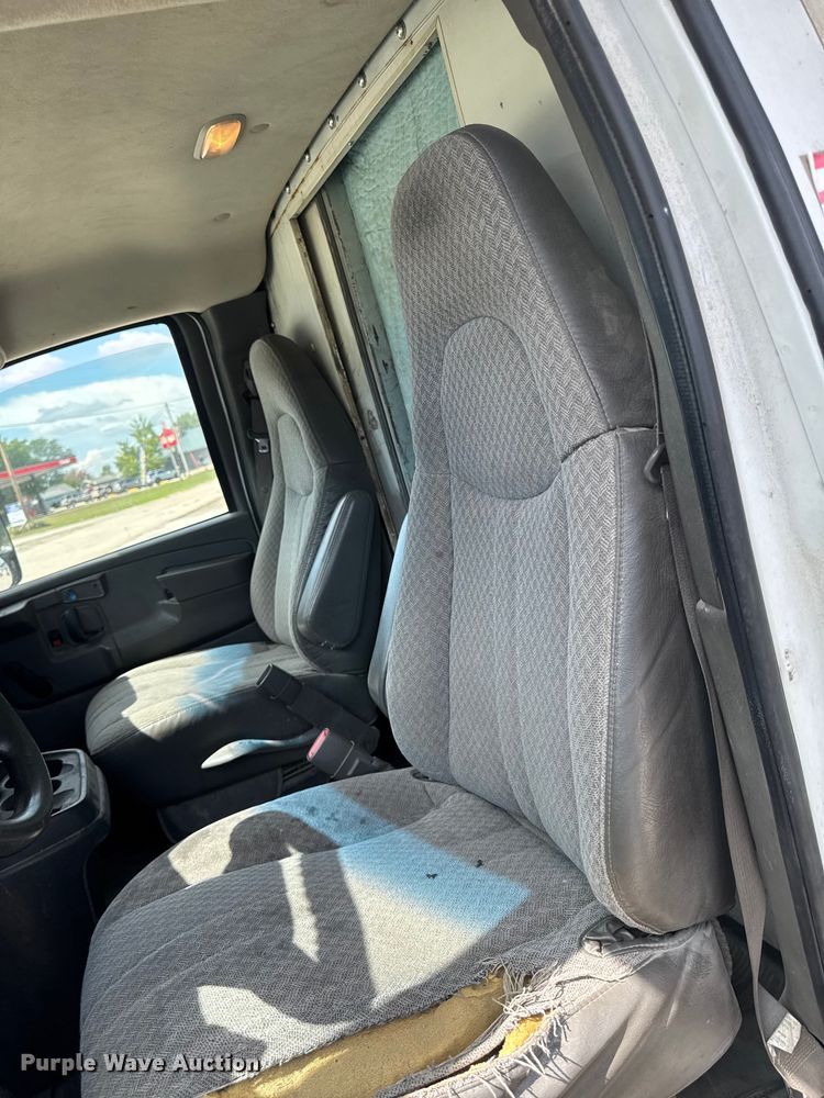 image for item DT0515 2009 Chevrolet Express delivery truck