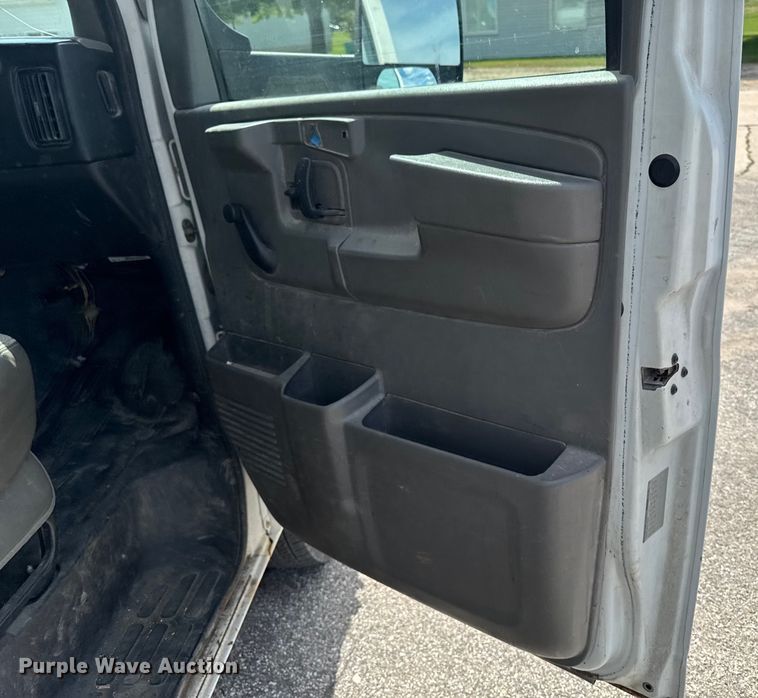 image for item DT0515 2009 Chevrolet Express delivery truck