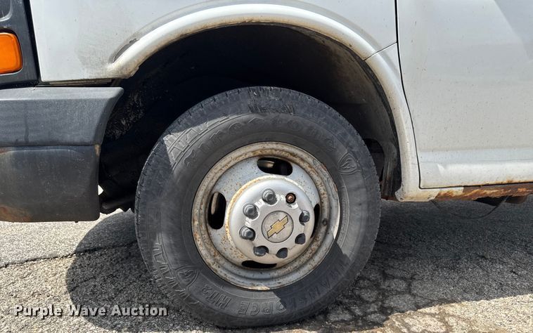 image for item DT0515 2009 Chevrolet Express delivery truck