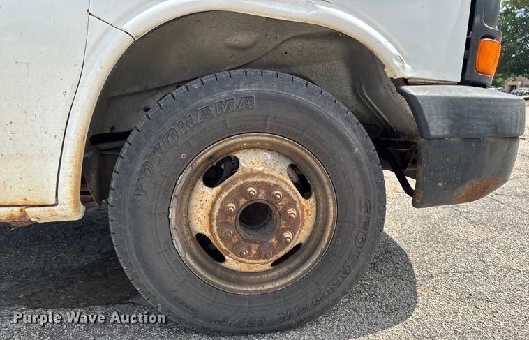 image for item DT0515 2009 Chevrolet Express delivery truck