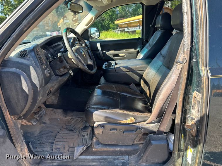 image for item DT6252 2013 Chevrolet Silverado 1500 Ext. Cab pickup truck