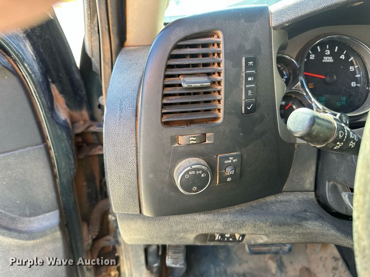 image for item DT6252 2013 Chevrolet Silverado 1500 Ext. Cab pickup truck