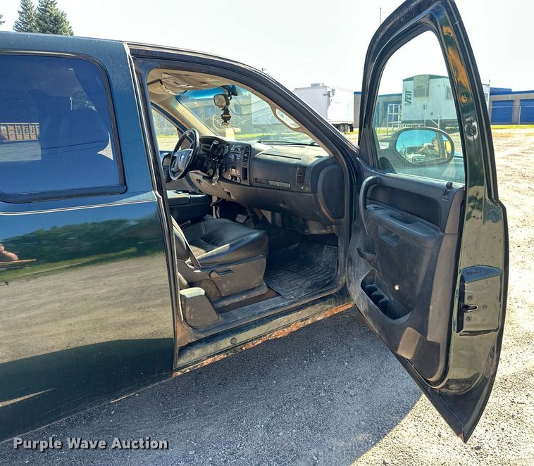 image for item DT6252 2013 Chevrolet Silverado 1500 Ext. Cab pickup truck