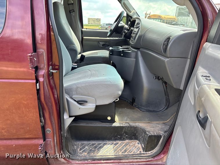 image for item DU1271 2006 Ford E350 van