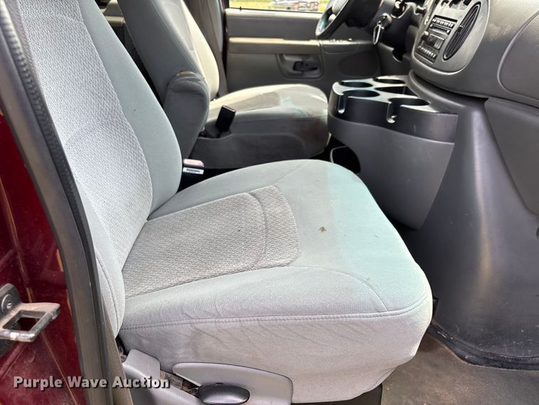 image for item DU1271 2006 Ford E350 van