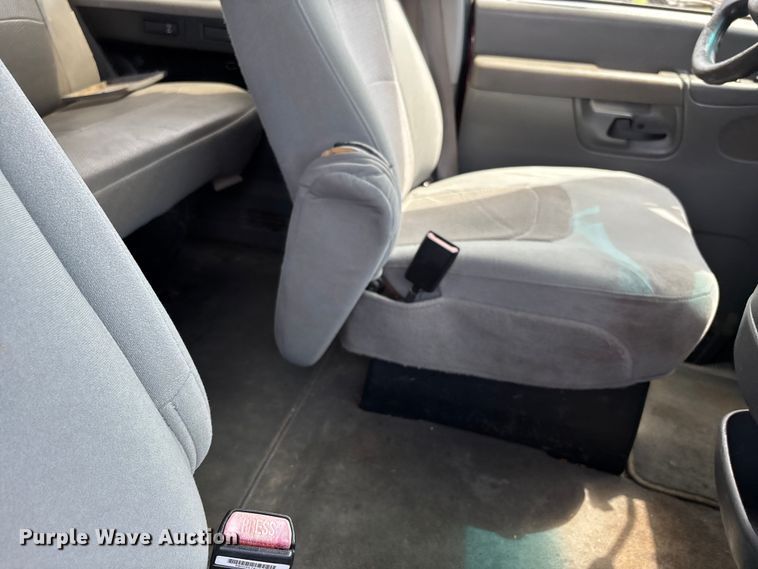 image for item DU1271 2006 Ford E350 van