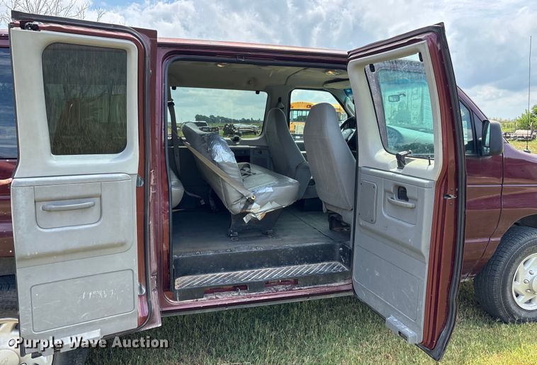 image for item DU1271 2006 Ford E350 van