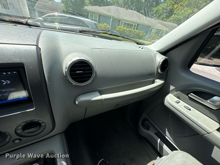 image for item DU9394 2004 Ford Expedition SUV