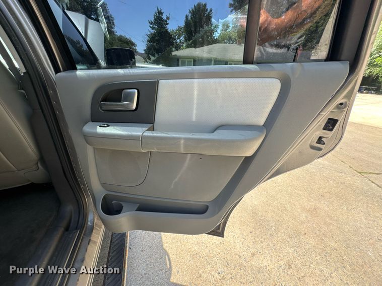 image for item DU9394 2004 Ford Expedition SUV