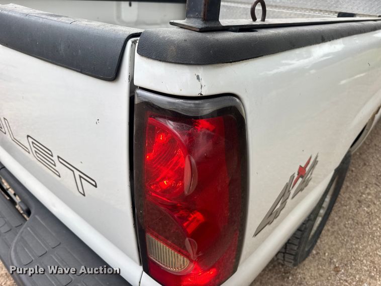 image for item DW6512 2004 Chevrolet Silverado 1500 pickup truck