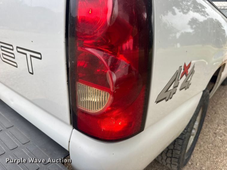 image for item DW6512 2004 Chevrolet Silverado 1500 pickup truck
