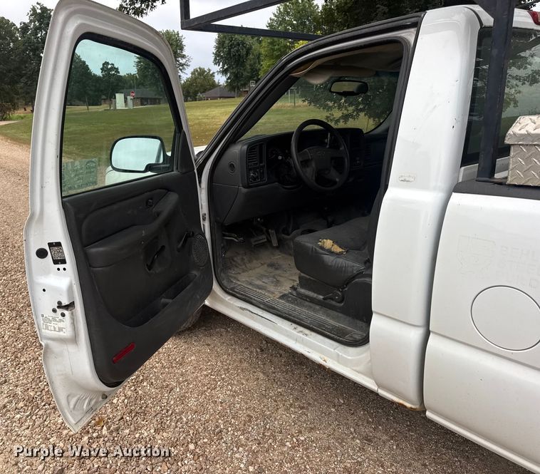 image for item DW6512 2004 Chevrolet Silverado 1500 pickup truck