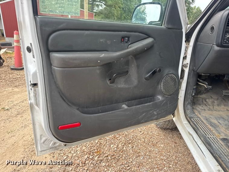 image for item DW6512 2004 Chevrolet Silverado 1500 pickup truck