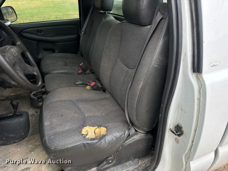 image for item DW6512 2004 Chevrolet Silverado 1500 pickup truck