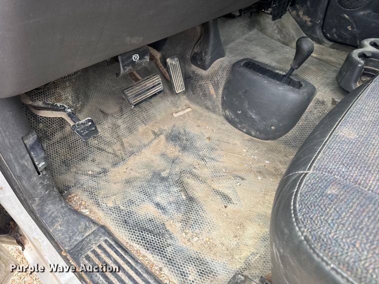 image for item DW6512 2004 Chevrolet Silverado 1500 pickup truck