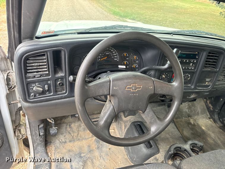 image for item DW6512 2004 Chevrolet Silverado 1500 pickup truck