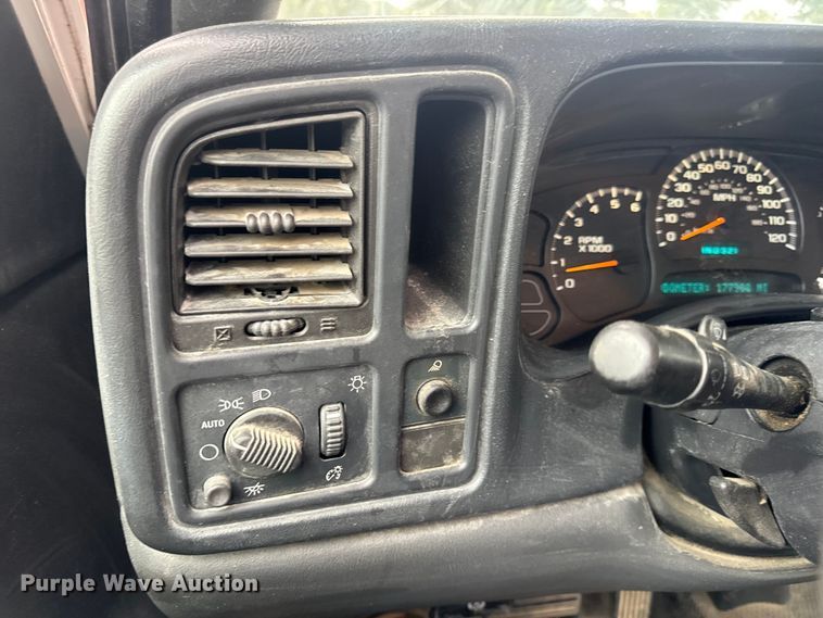 image for item DW6512 2004 Chevrolet Silverado 1500 pickup truck