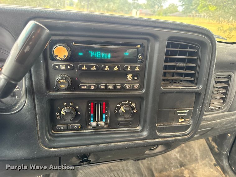 image for item DW6512 2004 Chevrolet Silverado 1500 pickup truck