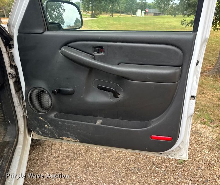 image for item DW6512 2004 Chevrolet Silverado 1500 pickup truck