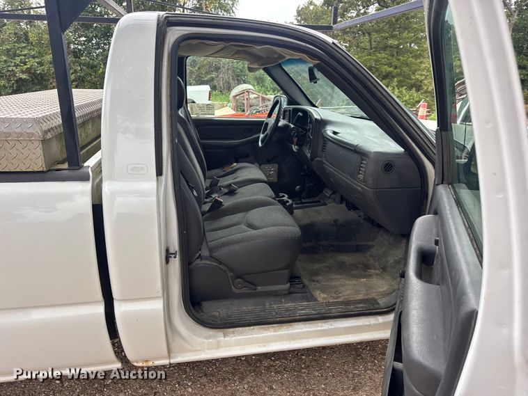 image for item DW6512 2004 Chevrolet Silverado 1500 pickup truck