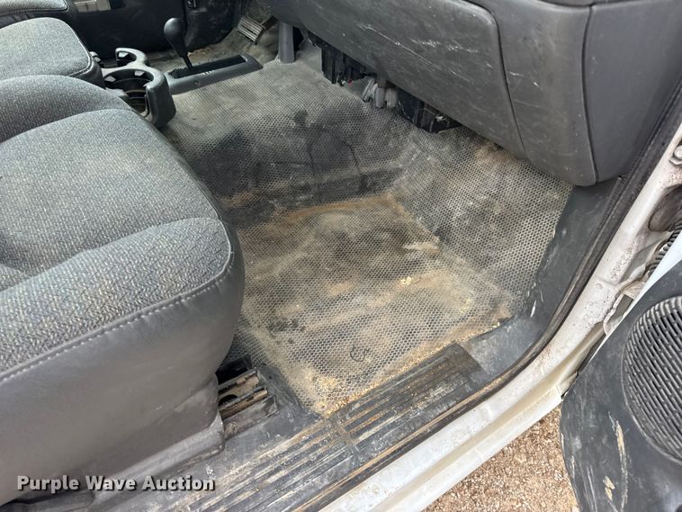 image for item DW6512 2004 Chevrolet Silverado 1500 pickup truck