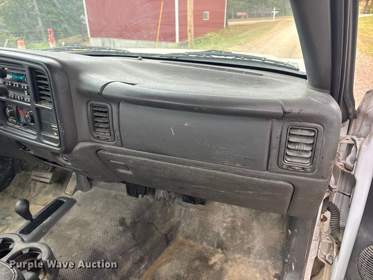 image for item DW6512 2004 Chevrolet Silverado 1500 pickup truck