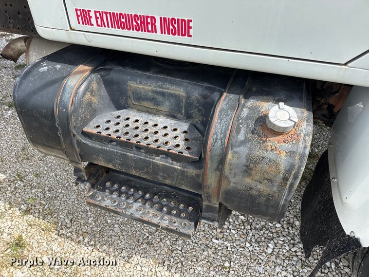 image for item DW6553 1995 International  4700 box truck