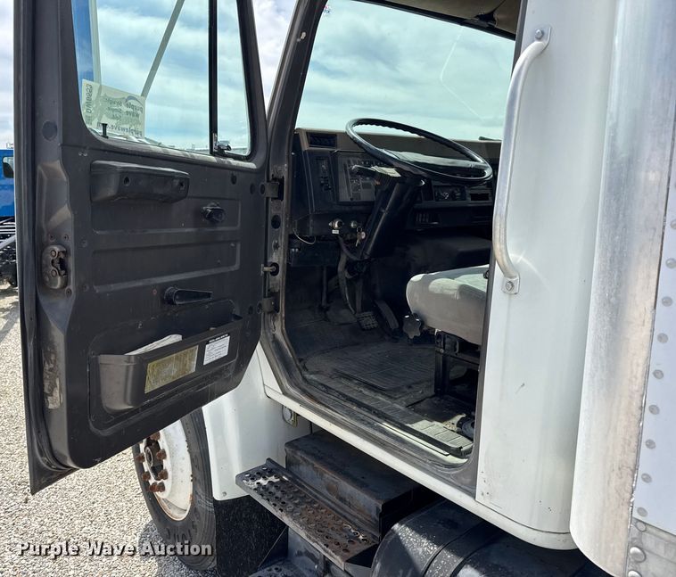 image for item DW6553 1995 International  4700 box truck