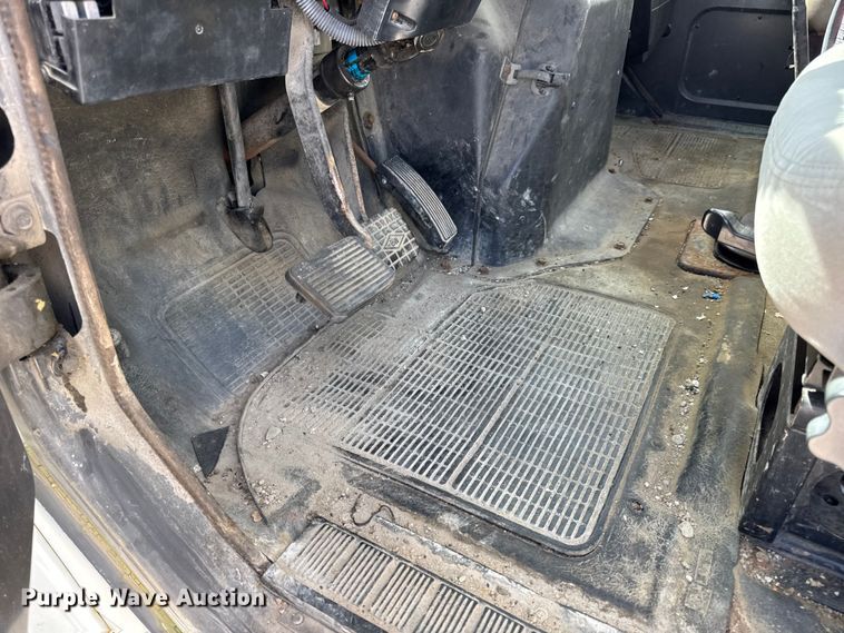 image for item DW6553 1995 International  4700 box truck