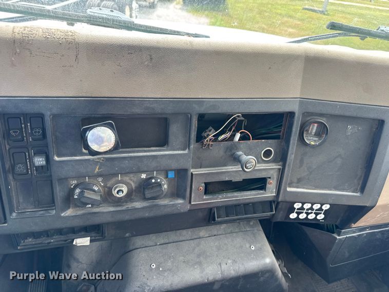 image for item DW6553 1995 International  4700 box truck