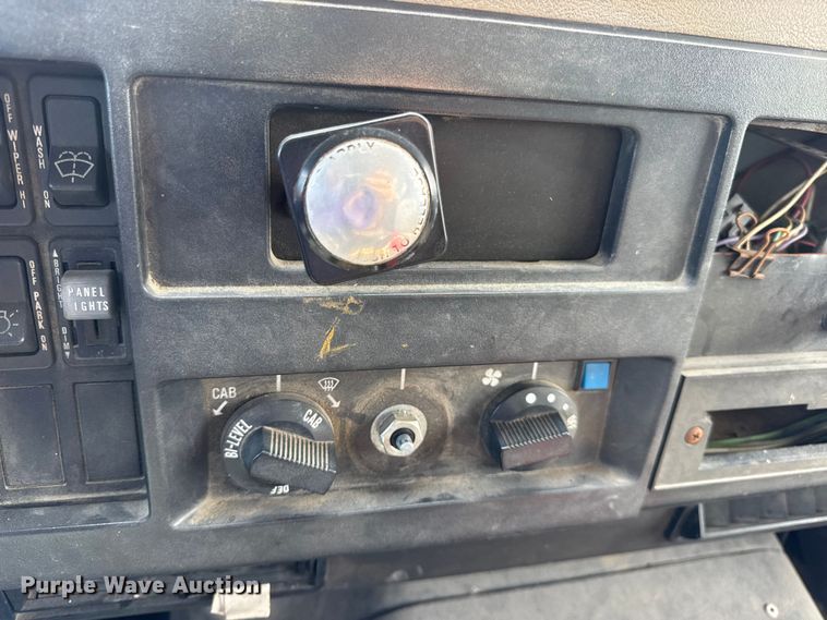 image for item DW6553 1995 International  4700 box truck