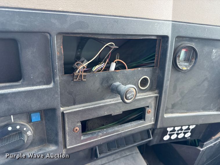 image for item DW6553 1995 International  4700 box truck