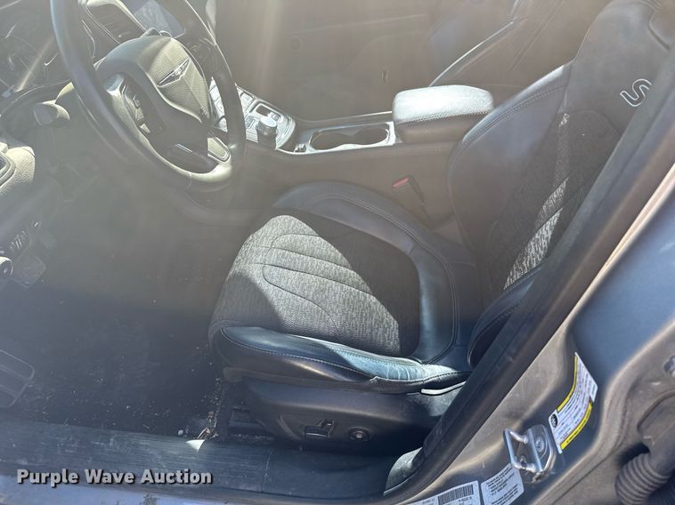 image for item DX3894 2016 Chrysler 200 S 