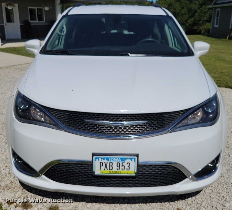 image for item DX7456 2018 Chrysler Pacifica van