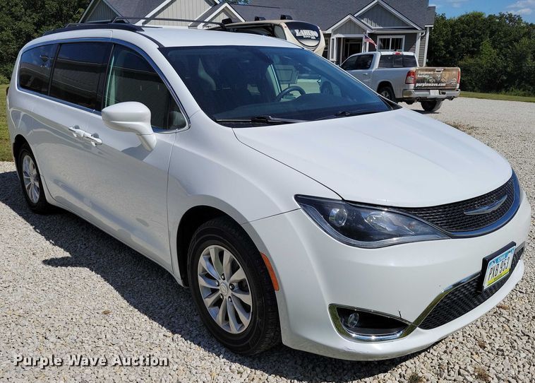 image for item DX7456 2018 Chrysler Pacifica van